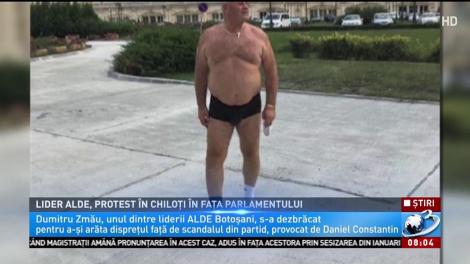 Lider ALDE, protest &icirc;n chiloți &icirc;n fața Parlamentului