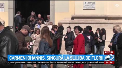 Carmen Iohannis, singură la slujba de Florii