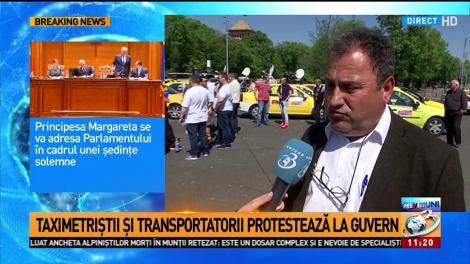 Taximetriștii și transportatorii protestează la Guvern