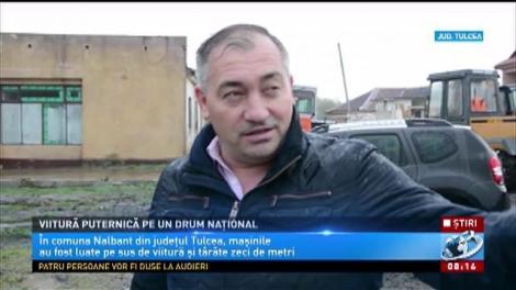 Viitură puternică pe un drum naţional
