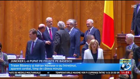 Băsescu, sărutat pe frunte de Juncker