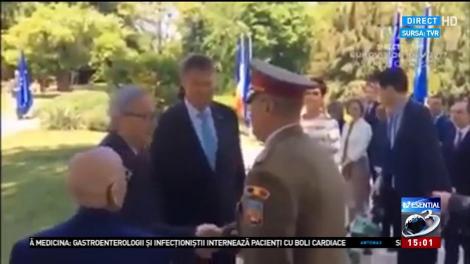 Klaus Iohannis, către Jean-Claude Juncker: &bdquo;Permiteţi-mi să vi-l prezint pe şeful armatei MELE&rdquo;