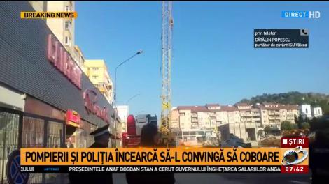 Un tânăr de 30 de ani s-a urcat pe o macara, aflată pe un şantier din centrul oraşului Vâlcea