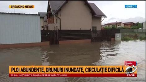 Ploi abundente, drumuri inundate, circulație dificilă