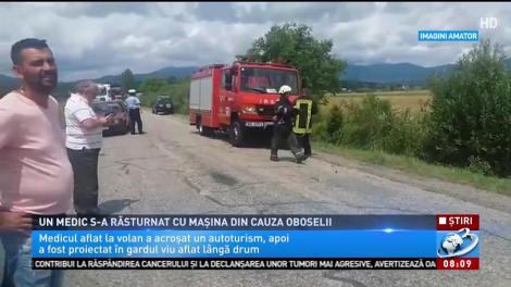 Un medic s-a răsturnat cu mașina din cauza oboselii