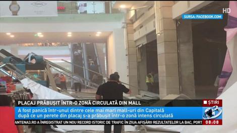 Placaj prăbușit într-o zonă circulată din mall