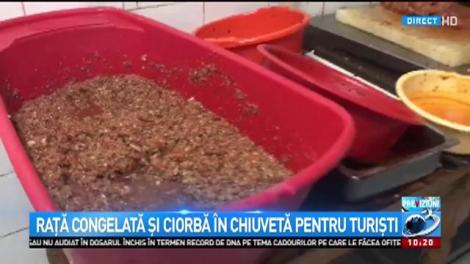Rață congelată cu pene și ciorbă în chiuvetă, pentru turiști