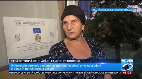 Casă distrusă de flăcări, familie pe drumuri