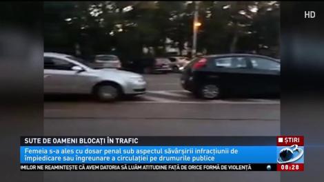 Sute de oameni blocați în trafic de o mașină parcată pe linia de tramvai
