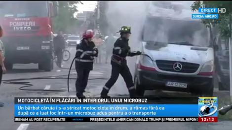 Imagini șocante surprinse de un amator. Motocicletă în flăcări, în interiorul unui microbuz