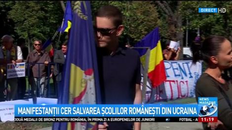 Protest la Ambasada Ucrainei de la București. Oamenii, revoltați de decizia Kievului de a închide școlile românești