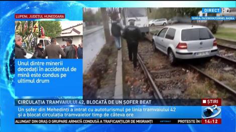 N-ai văzut așa ceva de când te-ai născut! O mașină tractată de tramvai în București