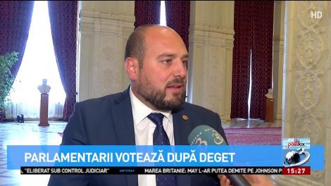 Parlamentarii votează după deget