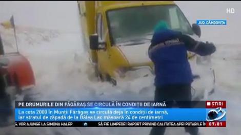 Iarnă în octombrie! Sunt temperaturi cu 15 grade mai mici decât în mod normal. Mai multe mașini blocate în nămeți