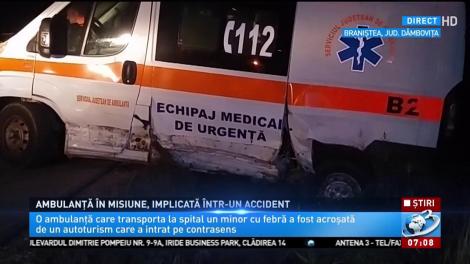 Ambulanță care transporta la spital un copil bolnav, implicată &icirc;ntr-un accident grav