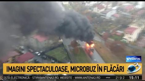 Microbuz &icirc;n flăcări &icirc;n București