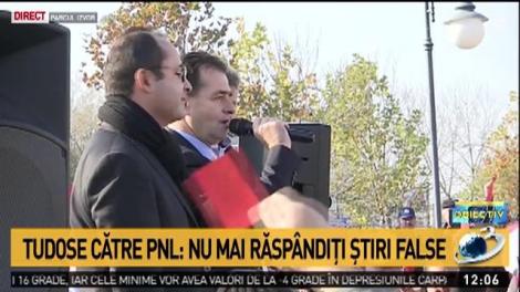 Liberalii fac lanț uman în jurul Palatului Parlamentului