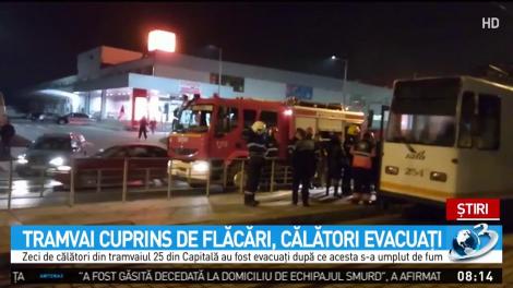 Tramvai cuprins de flăcări