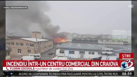 Incendiu puternic &icirc;ntr-un centru comercial din Craiova