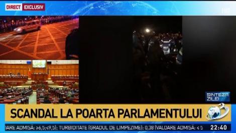 Doi protestatari susțin că au fost loviți de o mașină condusă de un deputat
