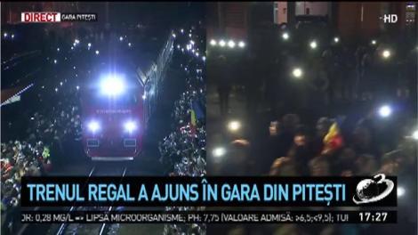 Mii de oameni intampina trenul regal in gara din pitesti