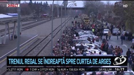 Sute de oameni așteaptă trenul regal, &icirc;n gara din Pitești