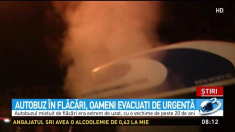 Clipe de groază în Reșița. Un autobuz plin cu persoane a izbucnit în flăcări