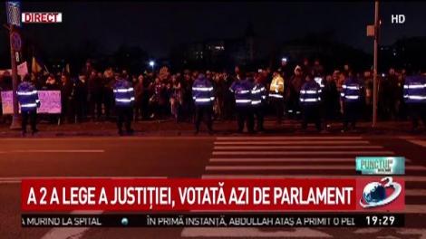Protest &icirc;n fața Parlamentului. Zeci de oameni scandează față de modificările la legile Justiției