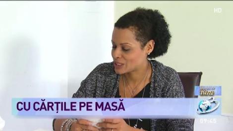 Cu cărțile pe masă