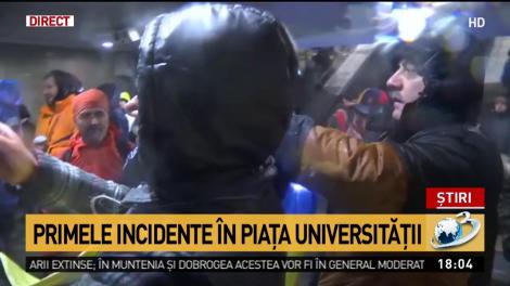 Protestatari din toată țara au ajuns la București. Jandarmii au montat garduri în Piața Universității