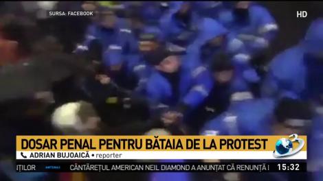 Dosar penal pentru jandarmul care a lovit protestatari la manifestație! Sunteți de acord cu această măsură?