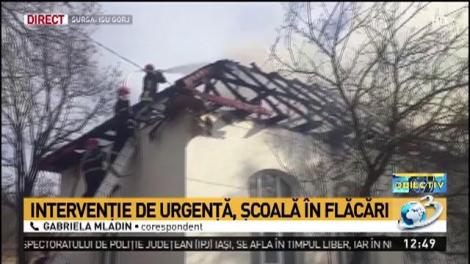 Incendiu puternic la o școală. Copiii au fost evacuați de urgență, după ce tavanele au căzut