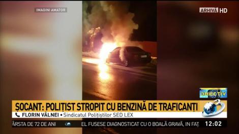 Scene șocante la frontieră! Polițiștii au fost stropiți cu benzină de traficanți, iar mașina le-a fost incendiată. Un agent a ajuns, de urgență, la spital