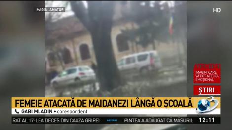 Femeie atacată de maidanezi l&acirc;ngă o școală. Imagini surprinse &icirc;n momentul incidentului