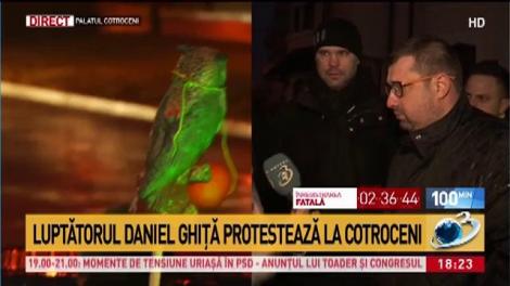 Luptătorul Daniel Ghiță protestează la Cotroceni