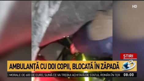 Situație critică &icirc;n Constanța! Ambulanță cu doi copii, blocată de cinci ore &icirc;n zăpadă