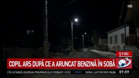 Caz șocant &icirc;n Bistrița. Un copil a suferit arsuri grave după ce a aruncat benzină &icirc;n sobă