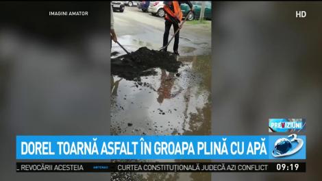 Dorel toarnă asfalt &icirc;n groapa plină cu apă