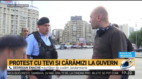 Protest cu țevi și cărămizi &icirc;n Piața Victoriei