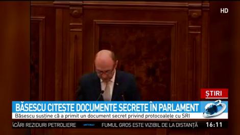 Băsescu citește documente secrete în Parlament