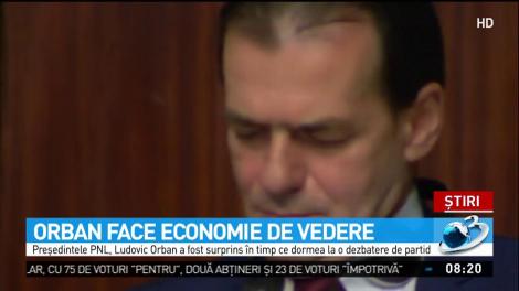 Imagini cu Liviu Orban &icirc;n timp ce a adormit &icirc;n timpul unei dezbateri de partid