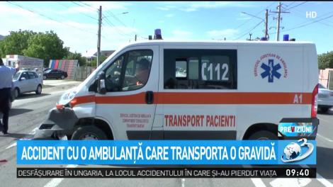 Accident cu o ambulanţă care transporta o gravidă