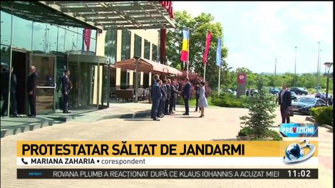 Protestatarul care l-a huiduit pe Klaus Iohannis a fost săltat de jandarmi