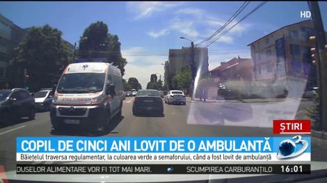 Copil de cinci ani lovit de o ambulanţă, chiar pe trecerea de pietoni