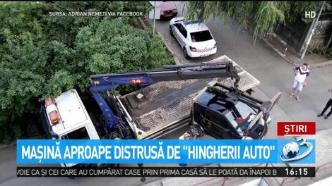 Maşină aproape distrusă de ''hingherii auto''