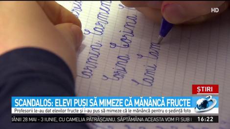 Scandalos: Elevi puşi să mimeze că măn&acirc;ncă fructe