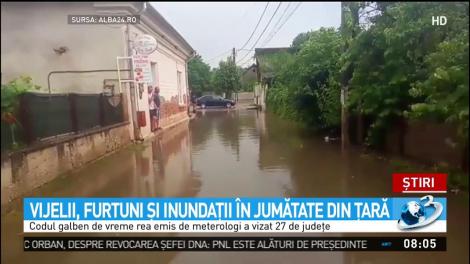 Vijelii, furtuni şi inundaţii &icirc;n jumătate din ţară