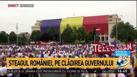 Steagul Rom&acirc;niei pe clădirea Guvernului