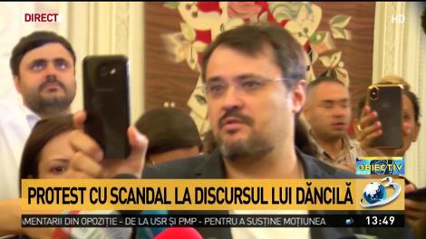 Protest cu scandal pe holul Parlamentului: Cuib de hoţi şi de mafioţi