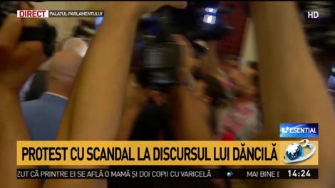 Imagini cu Liviu Dragnea, Viorica Dăncilă şi Tăriceanu &icirc;nconjuraţi de protestatari